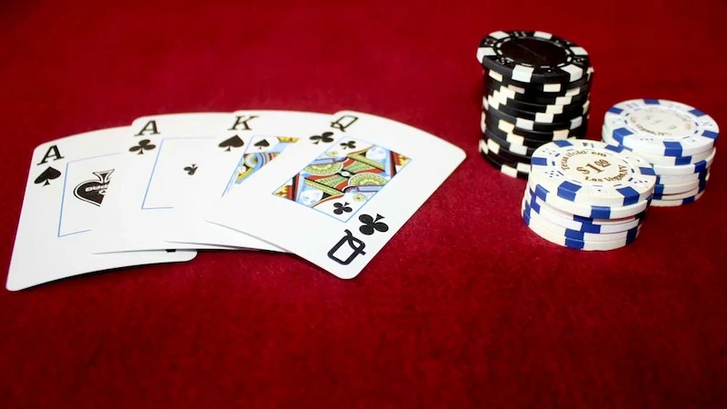 The experience of making money from the Blackjack game is to absolutely not split 2 cards of 10